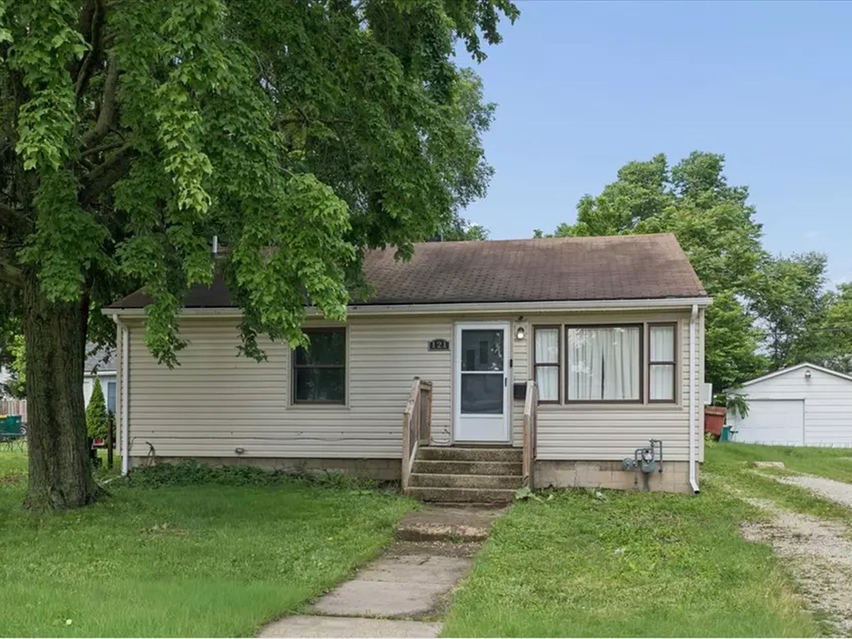 121 Davison St, Joliet, IL 60433